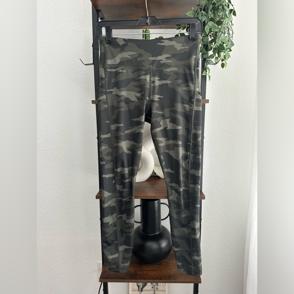 Womens Athleta‎ ultimate camo 7/8 tight size small.